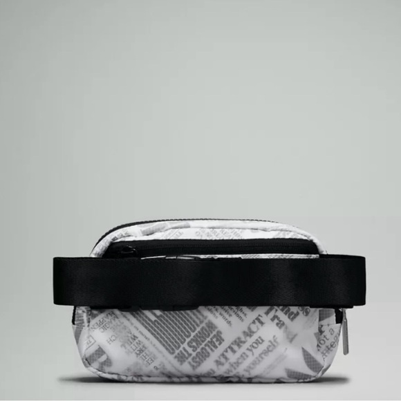 2 Everywhere belt bag Manifesto Print red/white and black/white - Picture 9 of 15